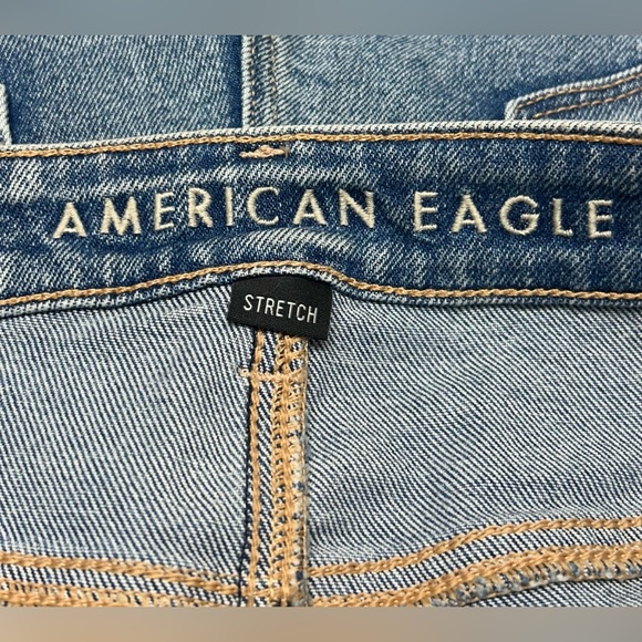 American Eagle High Rise Mom Shorts Distressed Cuffed Denim Vintage Wash Size 10 - Picture 3 of 9